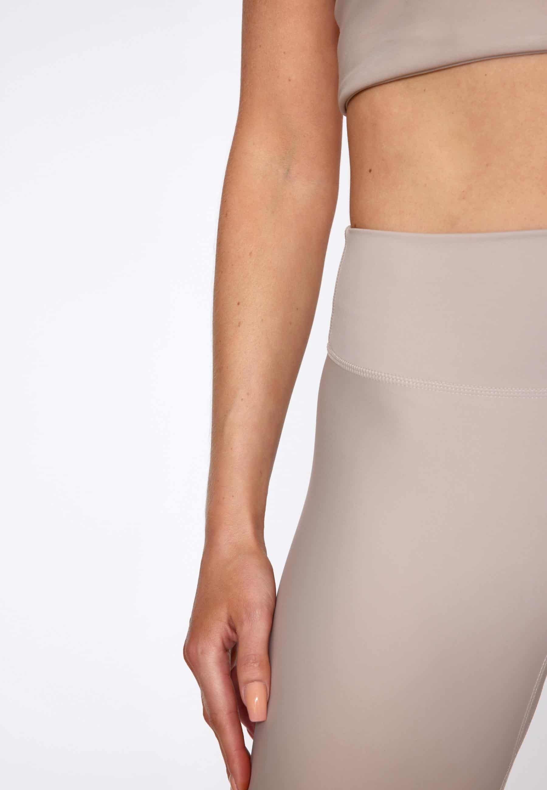 Sisterly Tribe - Biker Shorts Taupe. High waisted & no front seam, Buttery soft & Body sculpting, Made from recycled plastic bottles.