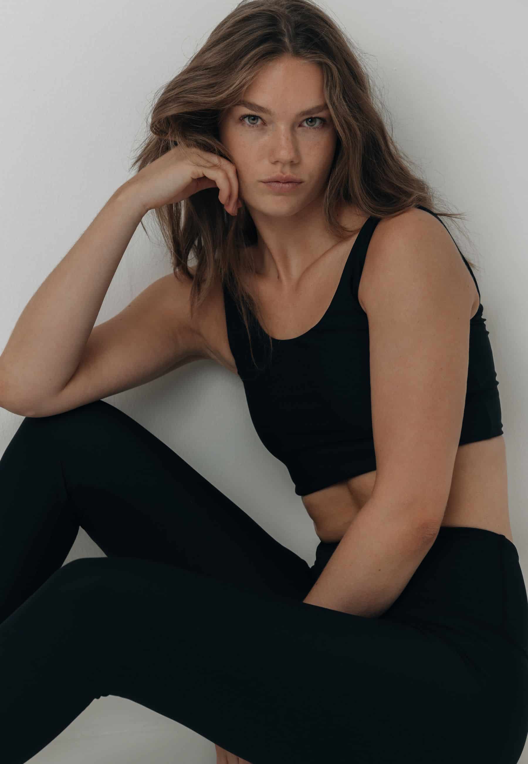 Sisterly Tribe - Classic High Waisted Tights Black. Buttery soft and Body sculpting, Soft, matte fabric that feels like a second skin, Compression that follows your every move.