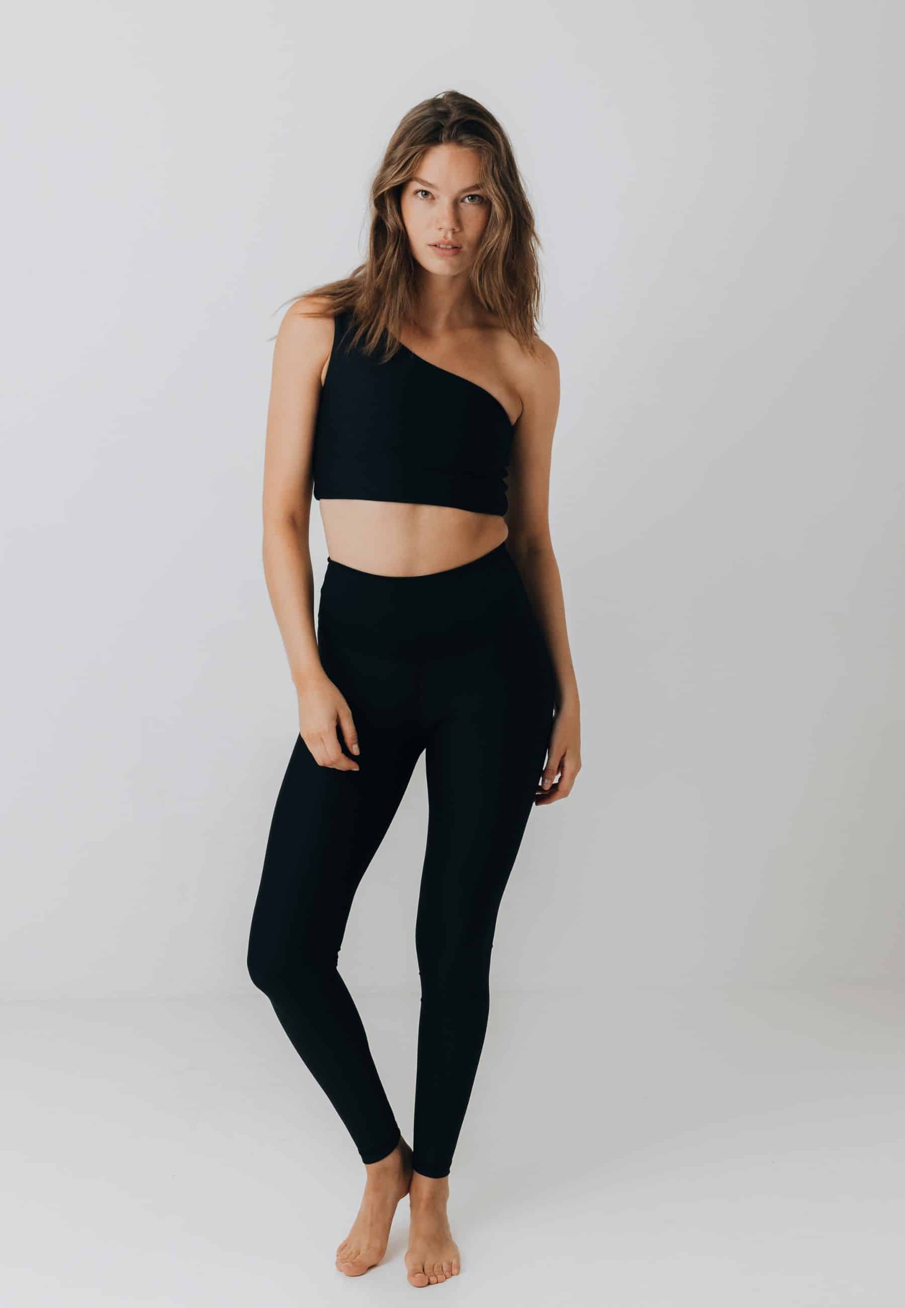 Sisterly Tribe - Classic High Waisted Tights Black. Buttery soft and Body sculpting, Soft, matte fabric that feels like a second skin, Compression that follows your every move.